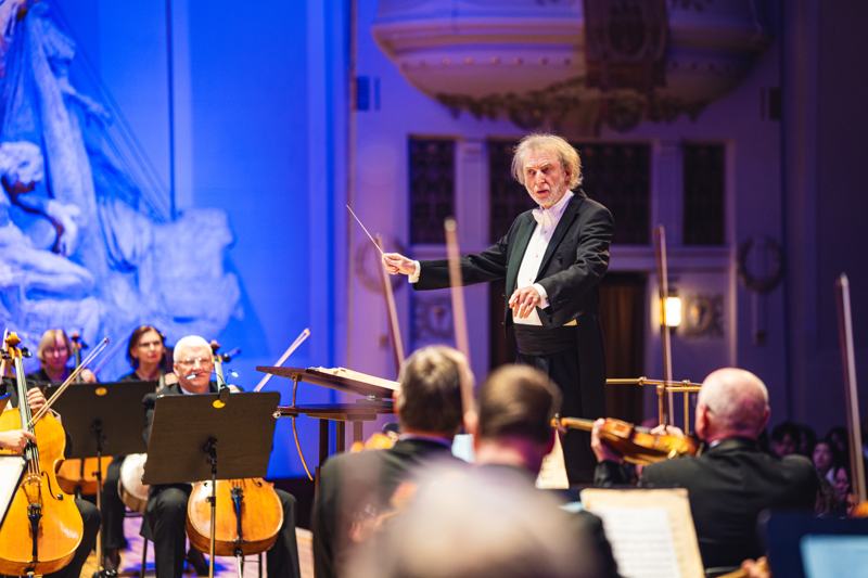 Dirigent při Silvestrovském koncertu 2025