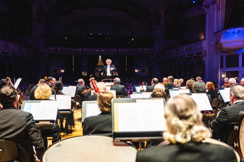 Orchestr a dirigent při Silvestrovském koncertu 2025